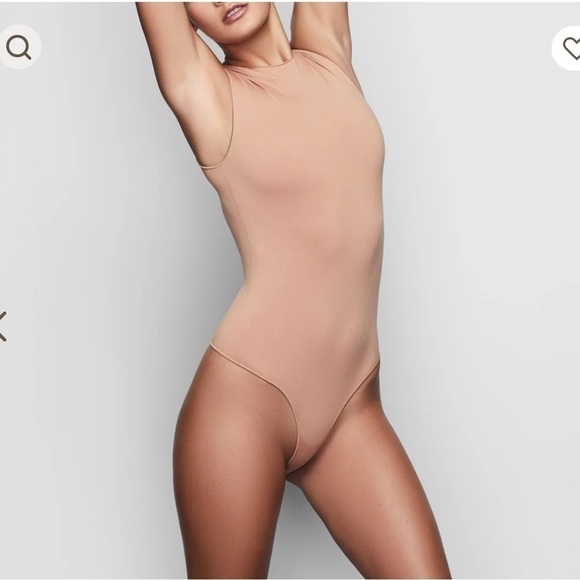 NEW Skims ESSENTIAL CREW NECK SLEEVELESS BODYSUIT size small medium - Picture 1 of 11